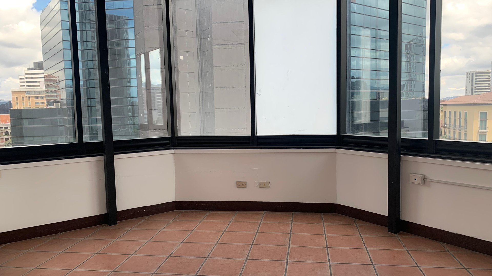 OFICINA EN 154 M2 EN EDIFICIO MURANO CENTER ZONA 10 - Miniatura 11