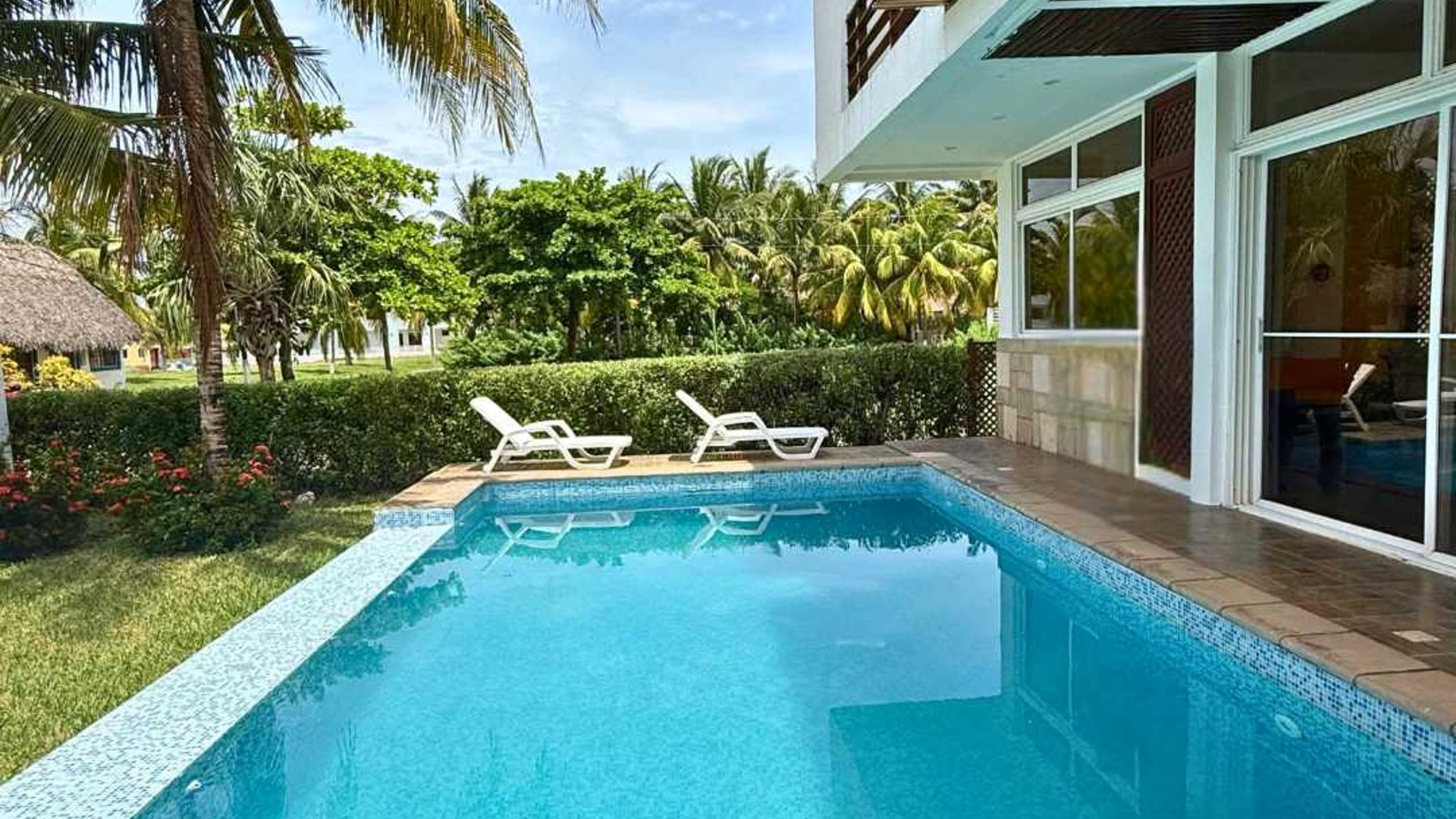 EN CONDOMINIO KM. 5 CARRETERA A MONTERRICO SE VENDE CASA - Miniatura 4