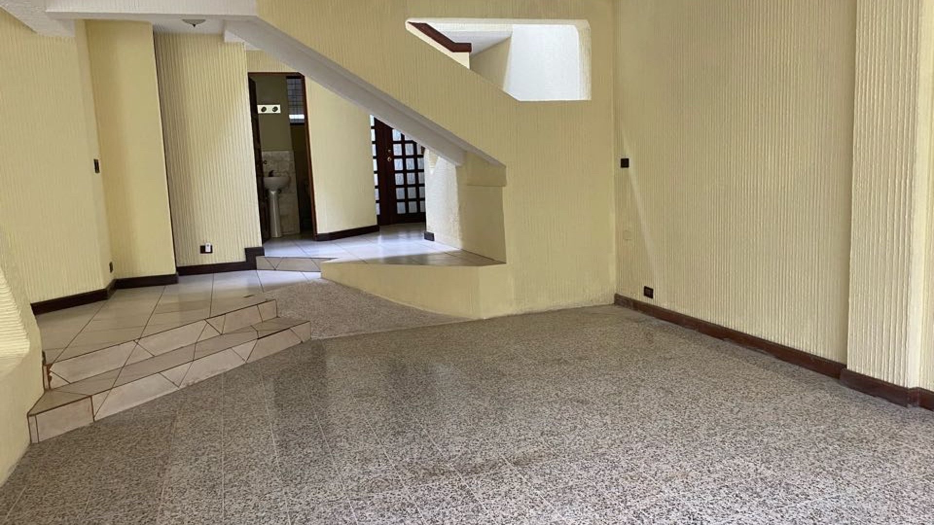 Casa en Renta en 20 Calle Zona 10 - Miniatura 2