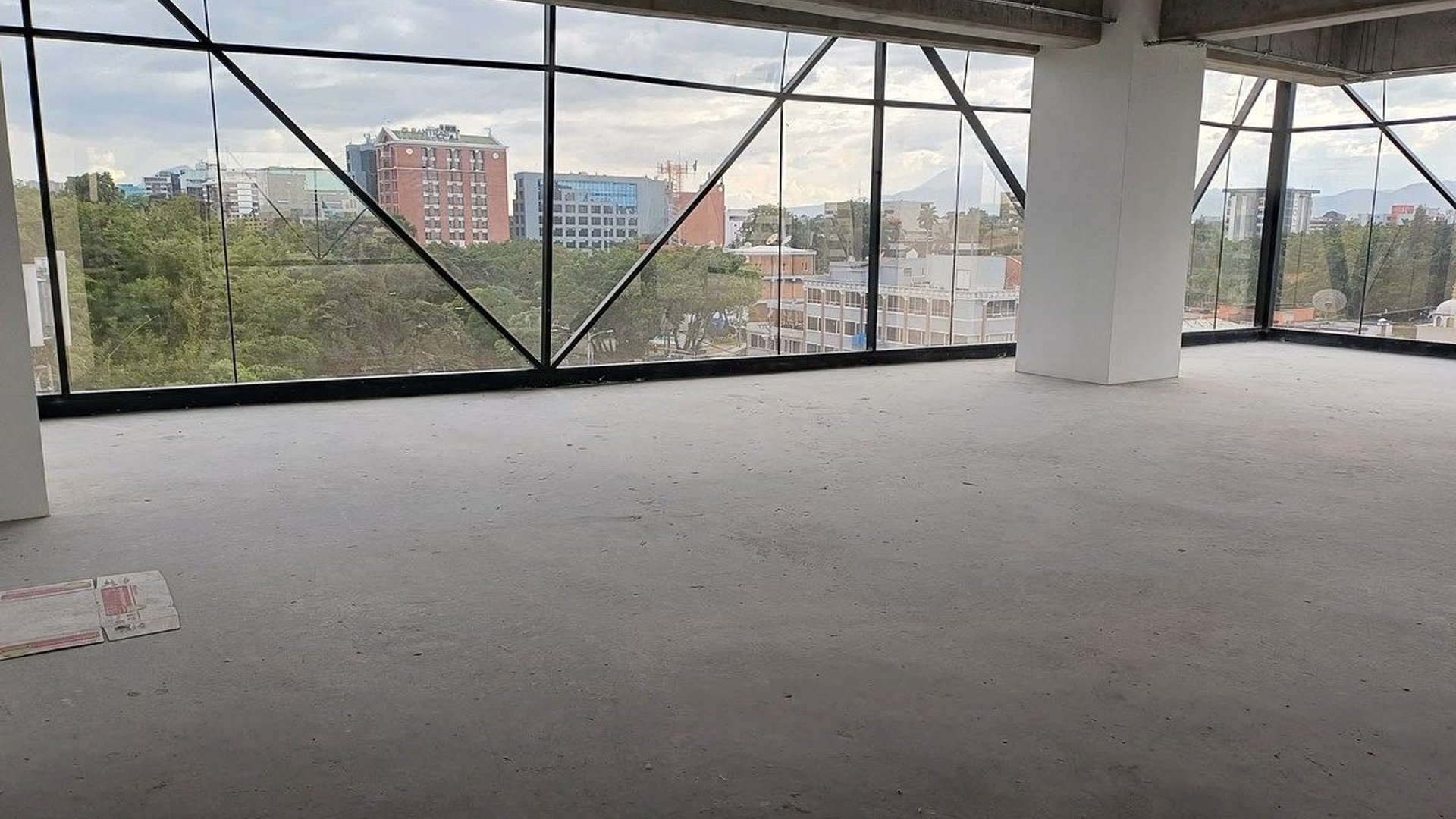 Oficina en Renta – Avenida Reforma, Zona 10 - Image 1