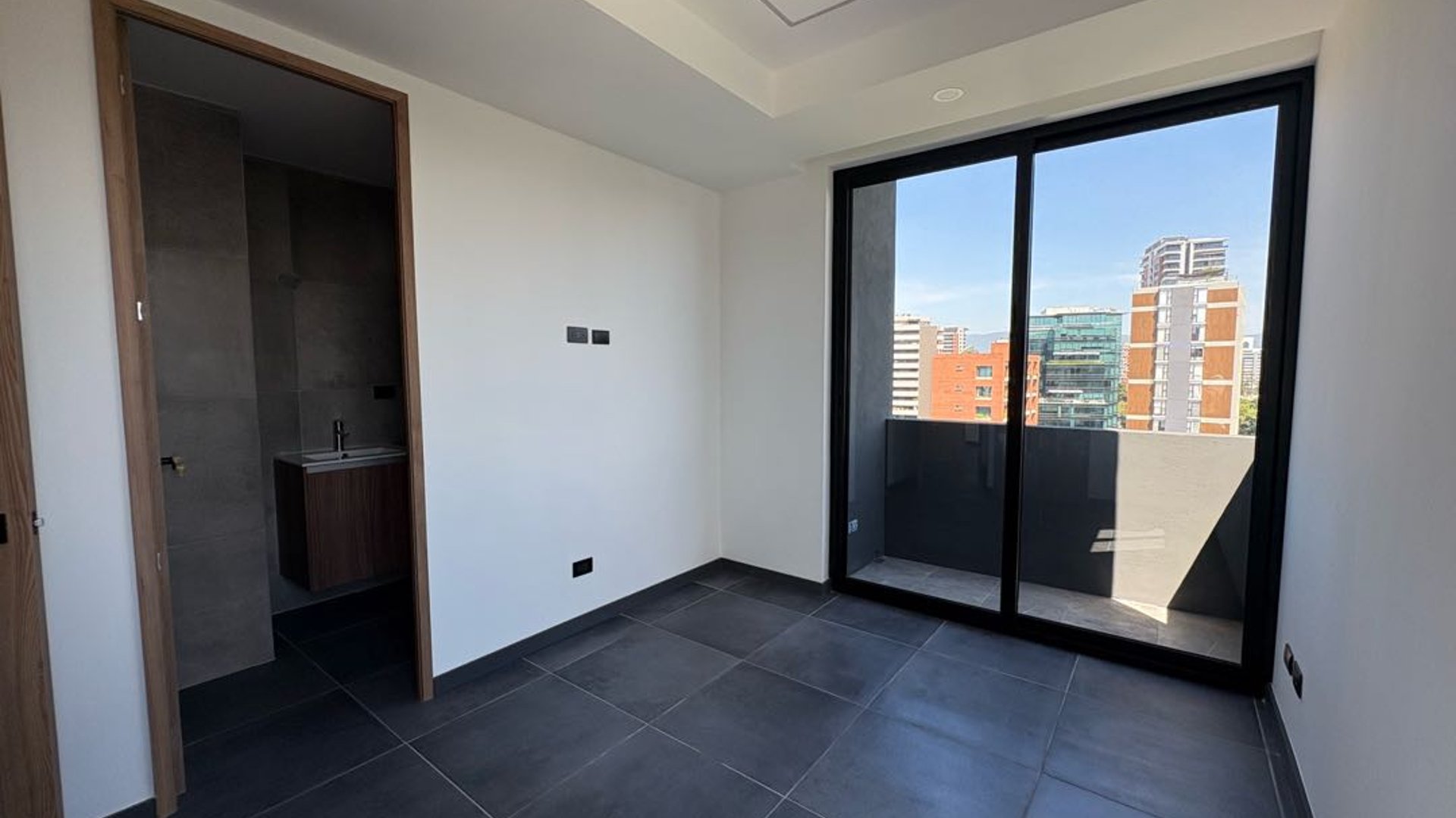 Apartamento de 2 habitaciones en alquiler Kona Diez zona 10 - Miniatura 6