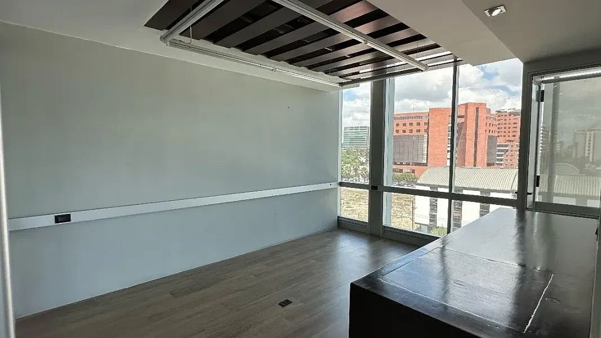 Oficina en VENTA – Zona 10 - Miniatura 2