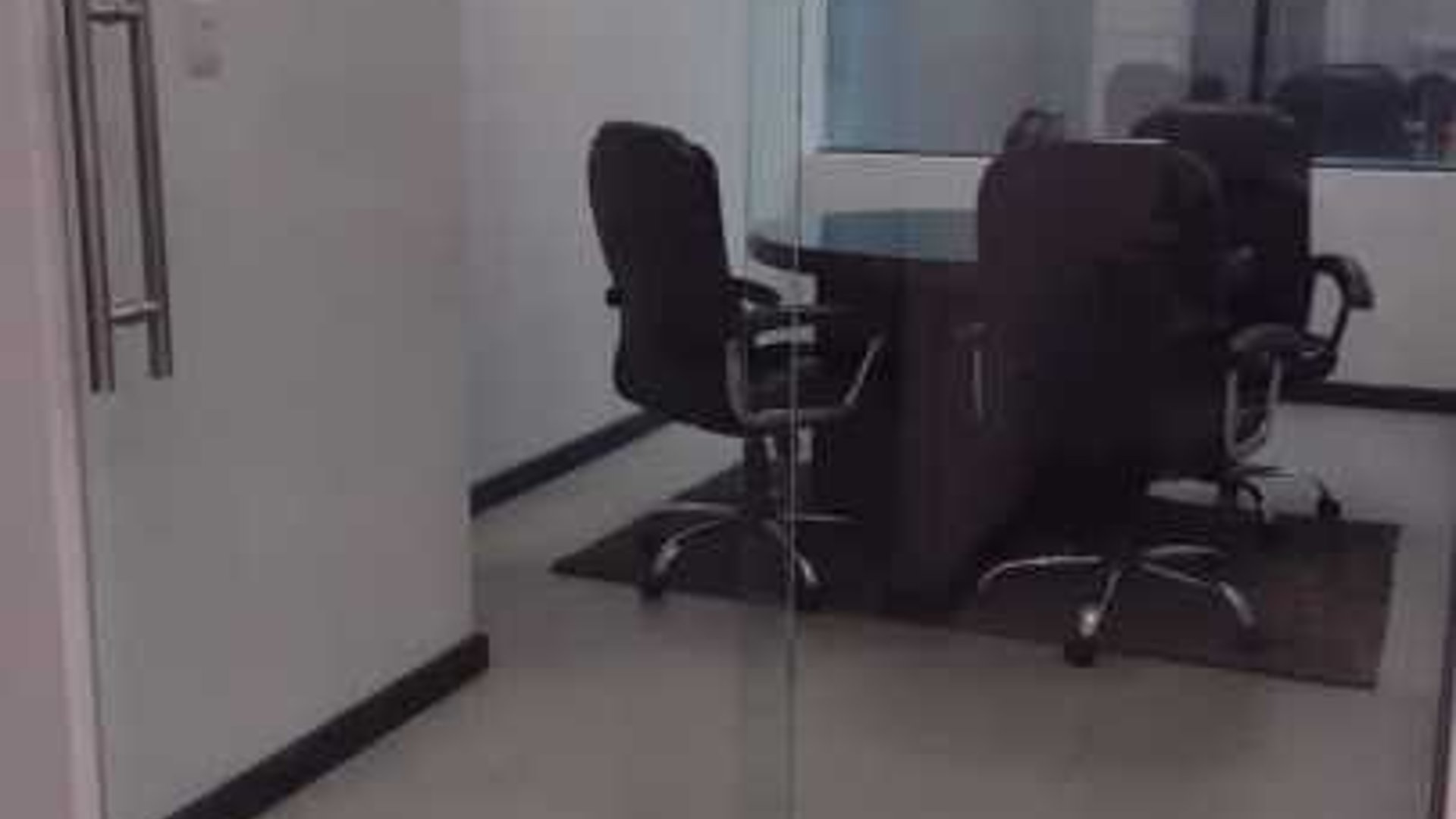 Vendo Oficina en Europlaza zona 14 - Miniatura 3