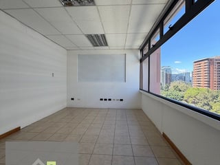 🏢 Oficina en Alquiler zona 10 - 2