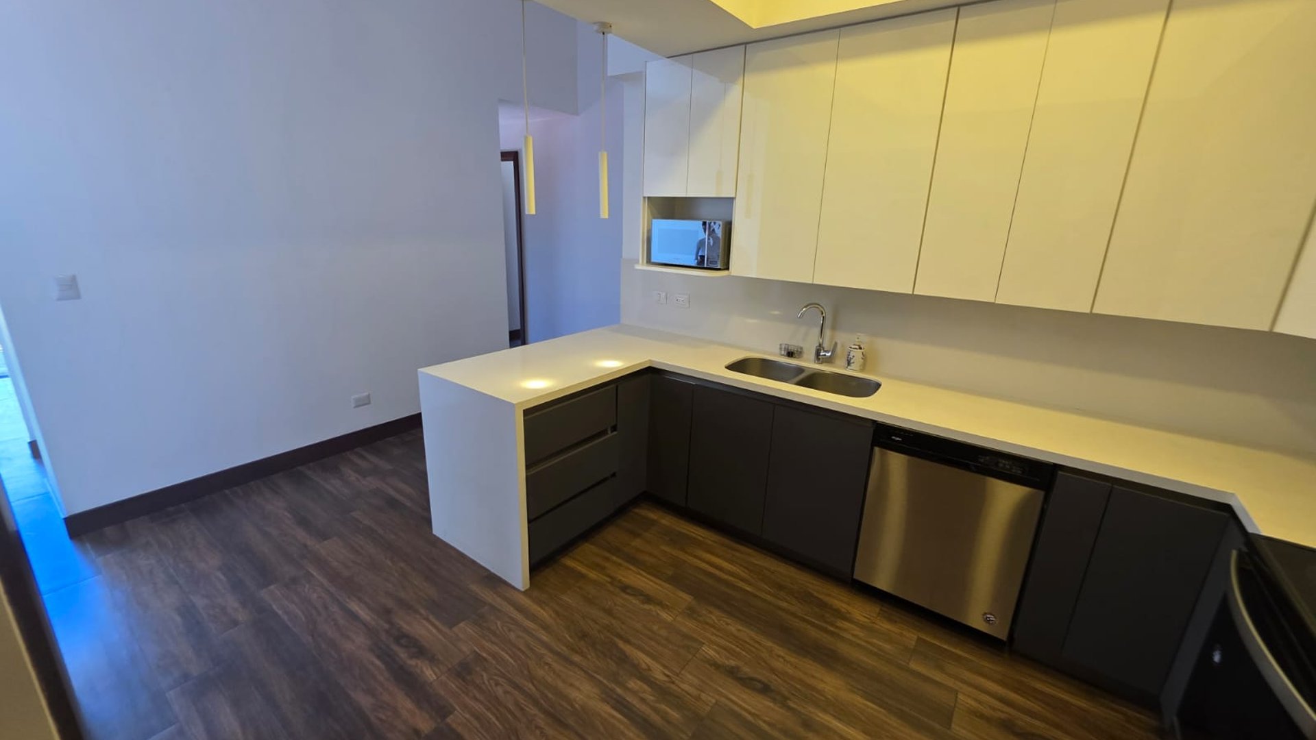 Apartamento en venta con habitacion de servicio en zona 14 Ref-5765