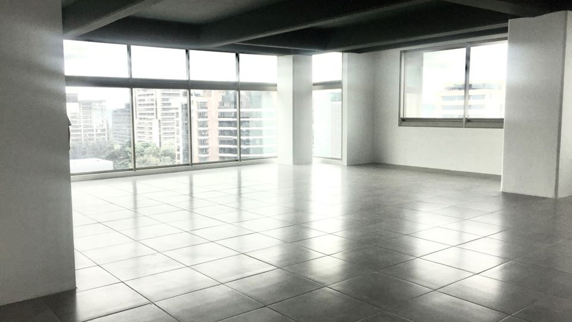 Vendo Oficina en Zona 10 Edificio Pialé - Miniatura 2