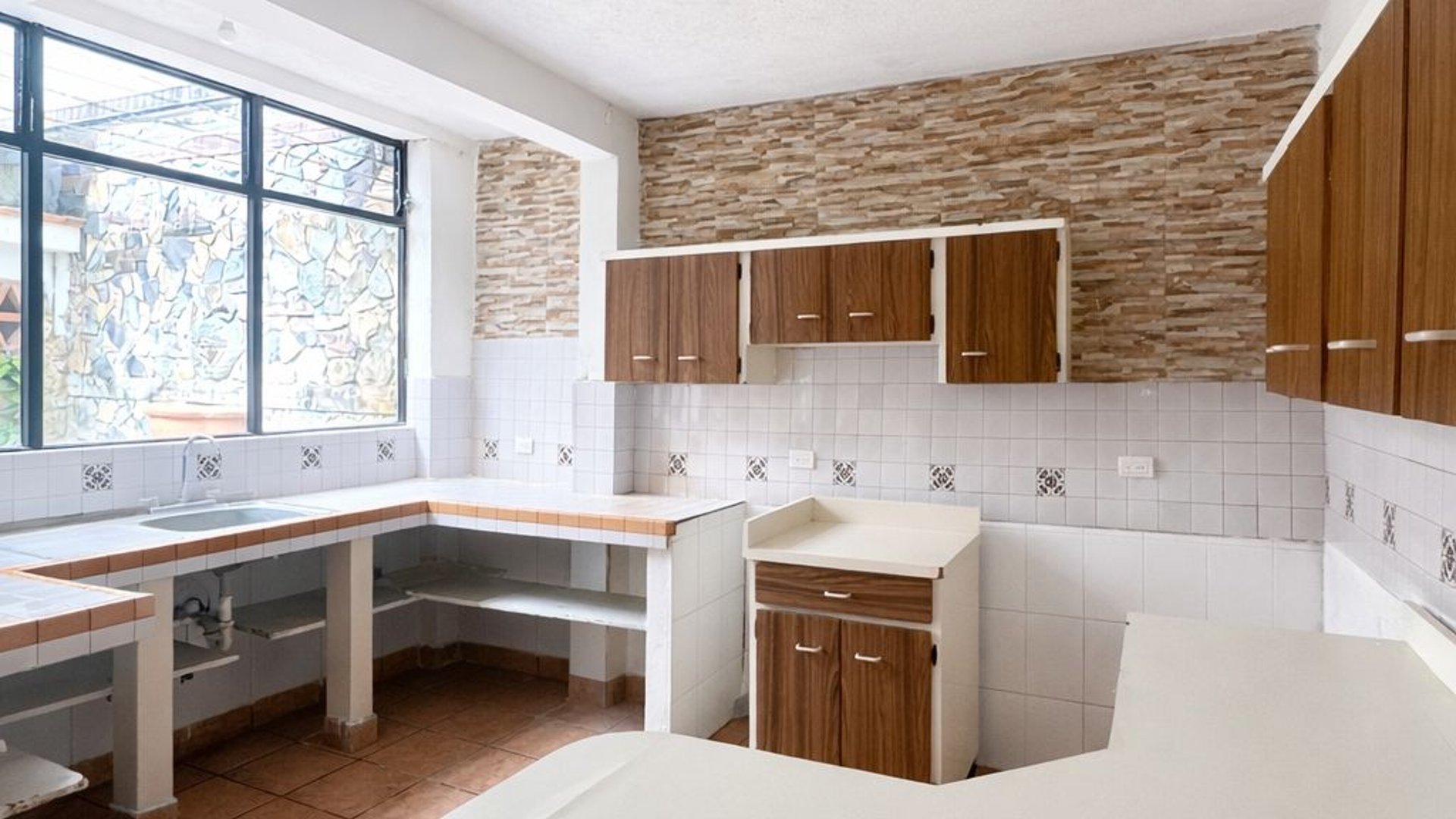 RENTO CASA DE UN NIVEL EN COLONIA CANDELARIA, ANTIGUA