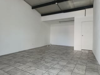 Local comercial de 45 m2 en alquiler en Zona 10 - 5