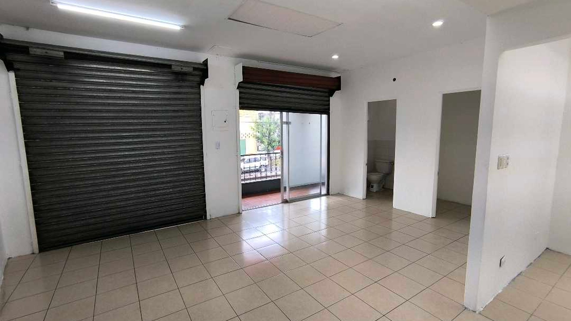 Alquilo Local Comercial en Plaza Utatlan Zona 7 - Miniatura 12