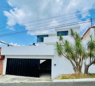 Venta de casa en Pinares de San Cristobal  remodelada, ambientes amplios e iluminados