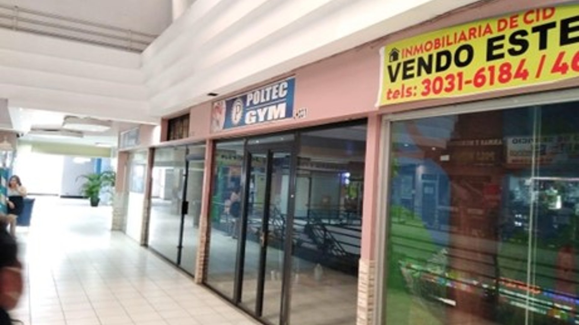 Vendo amplio local en zona 12 Centro Comercial El Gran Portal