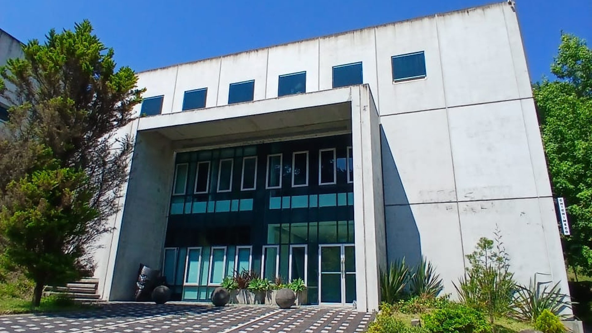 Espaciosa oficina comercial en renta en Santa Catarina Pinula - Image 1