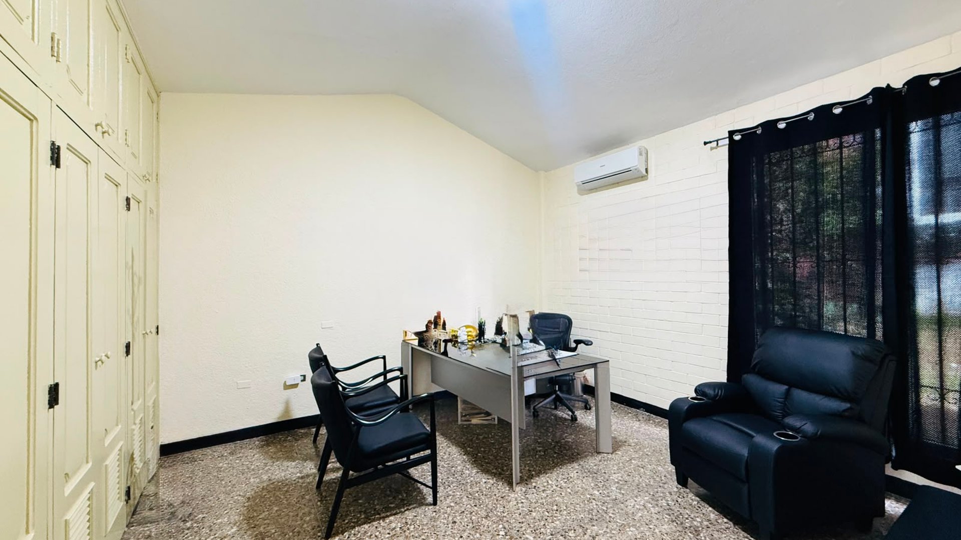 ALQUILER DE AMPLIA CASA IDEAL PARA COMERCIO U OFICINAS - ZONA 10 - Miniatura 10