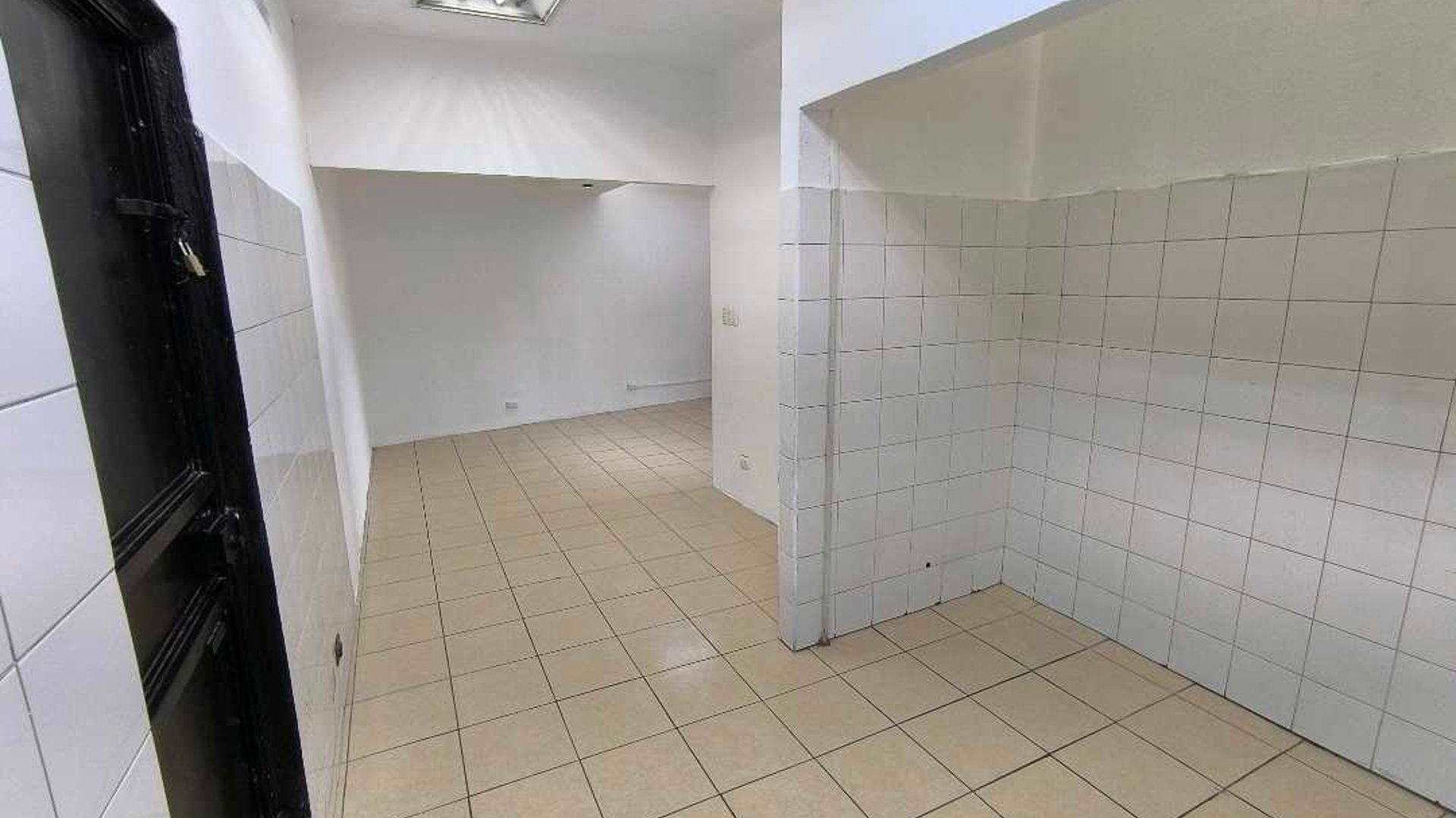 Alquilo Local Comercial en Plaza Utatlan Zona 7 - Miniatura 4
