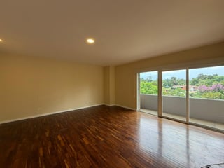Apartamento con habitacion de servicio y balcón en zona 14 Ref-5886 - 4