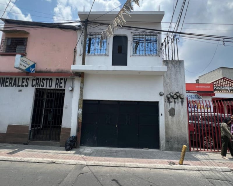 Casa con uso de suelo comercial.