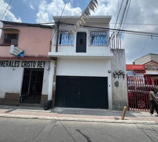 Casa con uso de suelo comercial.