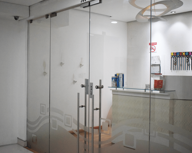 ALQUILO ZONA 10 OFICINAS EN EDIFICIO AMUEBLADA