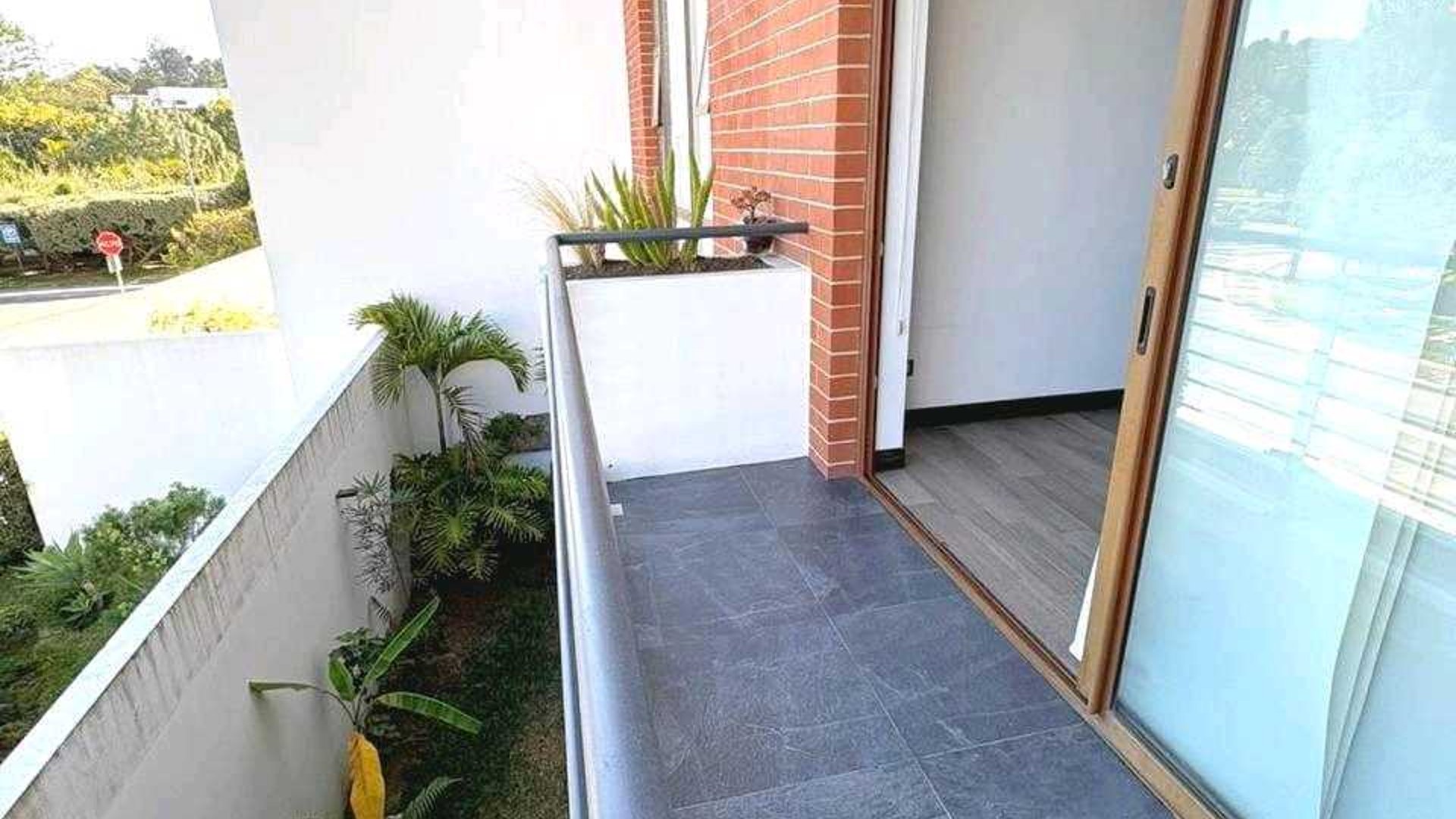 APARTAMENTO EN ALQUILER???? Edificio San Isidro 20/21, Zona 16

100 Mts² - Miniatura 5