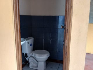 Venta de Casa en área comercial de la zona 13 Pamplona - Image 7