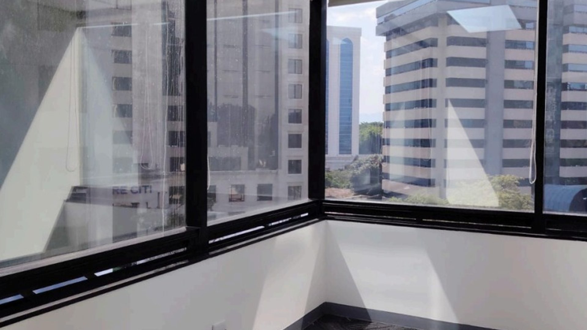???? OFICINA EN RENTA – 86 M² | MURANO CENTER | ZONA 10 - Miniatura 3