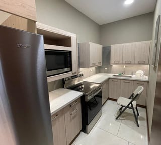 Apartamento en alquiler zona 15 edificio Botticelli de 3 habitaciones + 2 parqueos