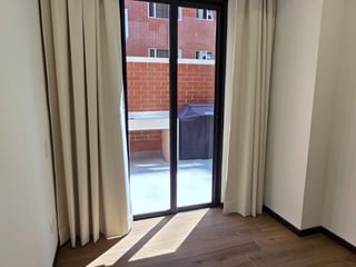 Lindo Apartamento alquilo a estrenar en zona 10 con jardín - Image 12