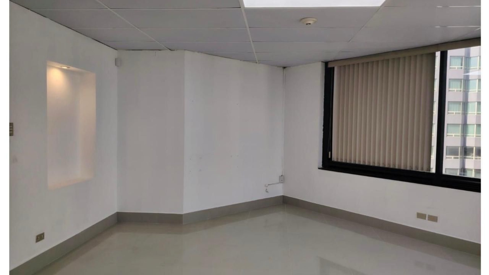OFICINA EN RENTA ZONA 10 ZONA VIVA 85 Mts2  $1,095.00
