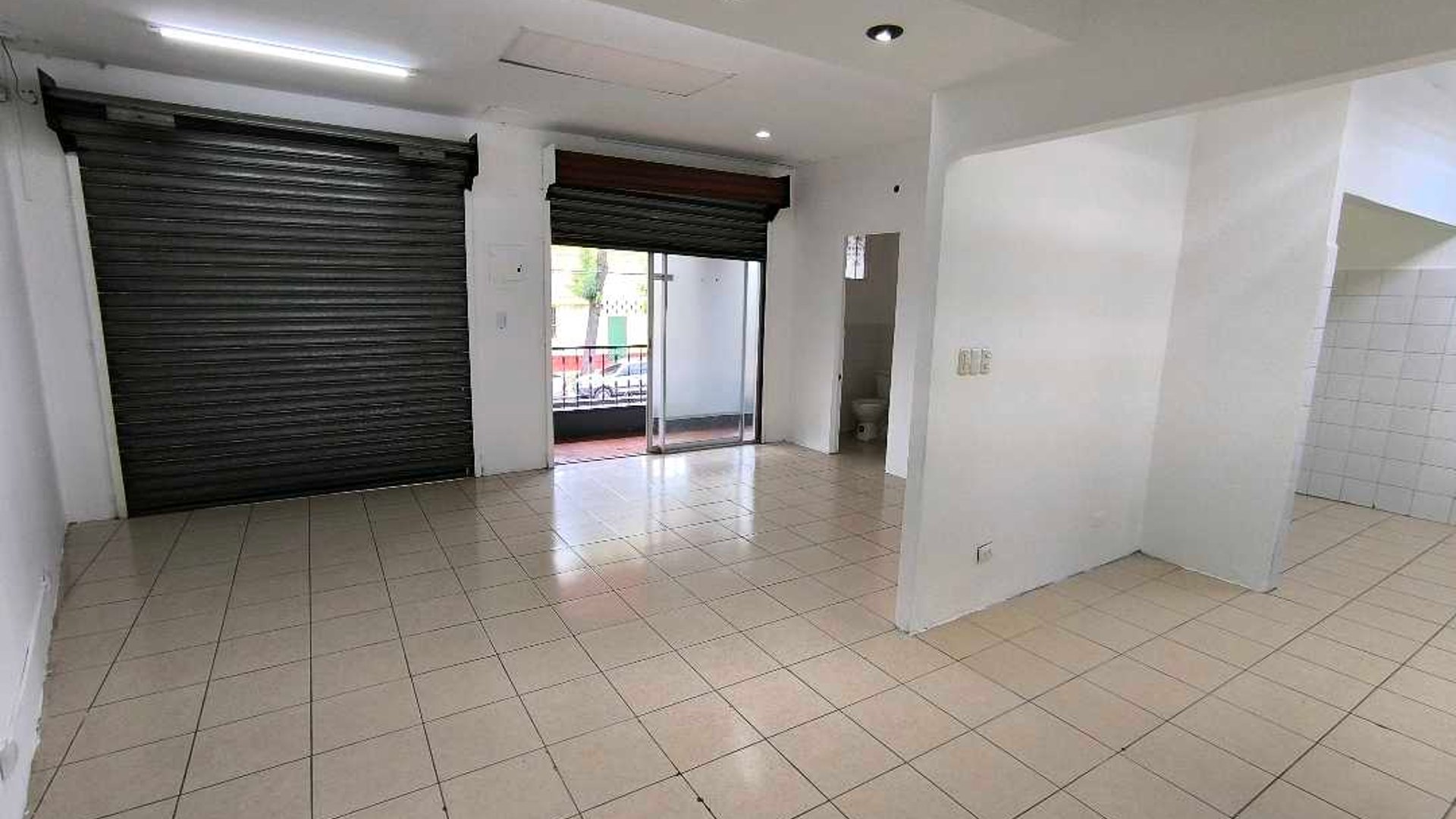 Alquilo Local Comercial en Plaza Utatlan Zona 7 - Miniatura 6