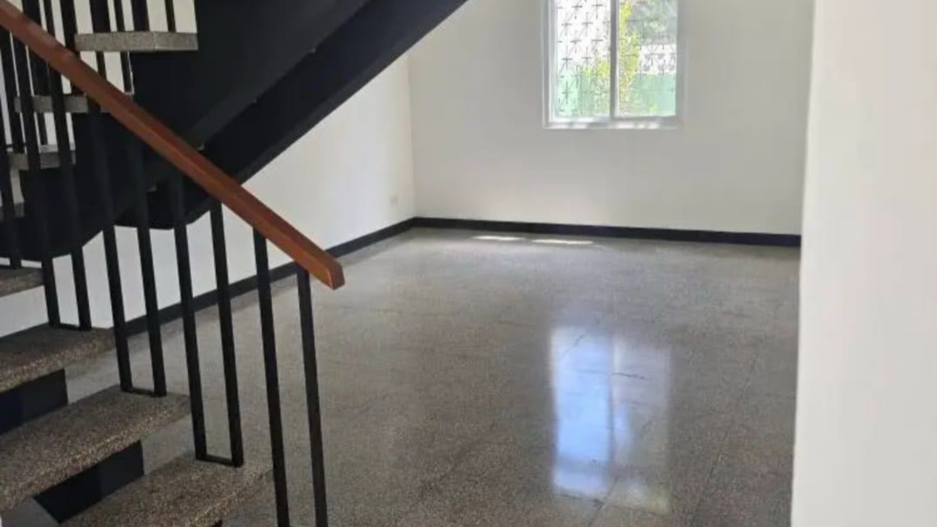 Vendo casa en Colonia Lourdes zona 16 - Image 1