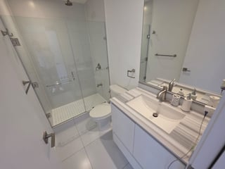 Renta de apartamento con balcon y 3 habitaciones en zona 10 Ref-5492 - Image 7