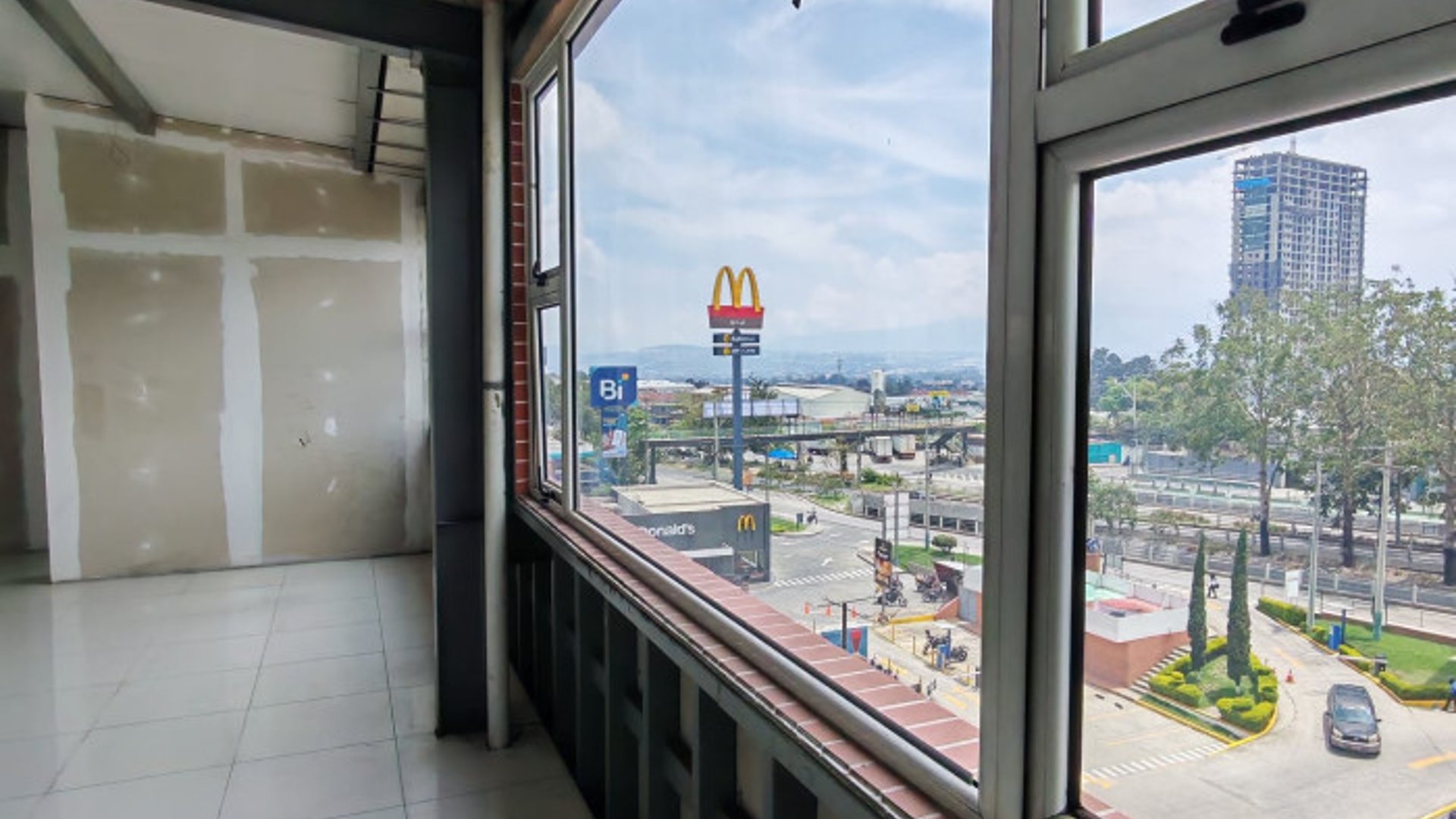 Rento Oficina Comercial en plaza Canadá zona 12 - Miniatura 14