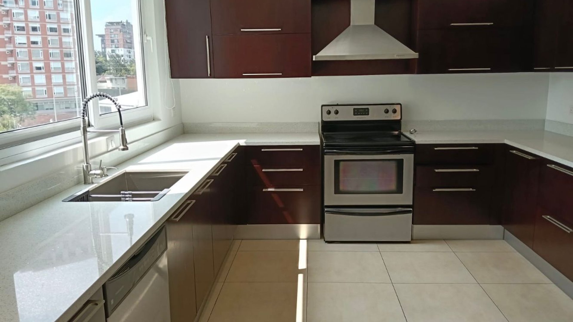 ALQUILER DE AMPLIO APARTAMENTO 2 NIVELES - 5TA AVENIDA, ZONA 14 - Miniatura 4