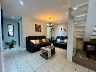 En Venta Casa De Esquina Dentro de Condominio en Zona 11 - 2