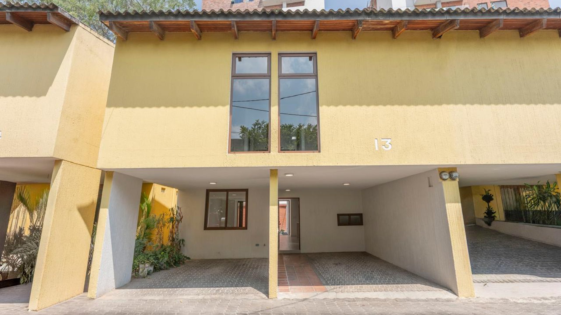 Elegante Casa en Venta - Zona 10, Ciudad de Guatemala | 4 Hab