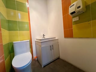 Alquiler amplia oficina Amueblada y tabicada | Edif. Platina Zona 10 - 4