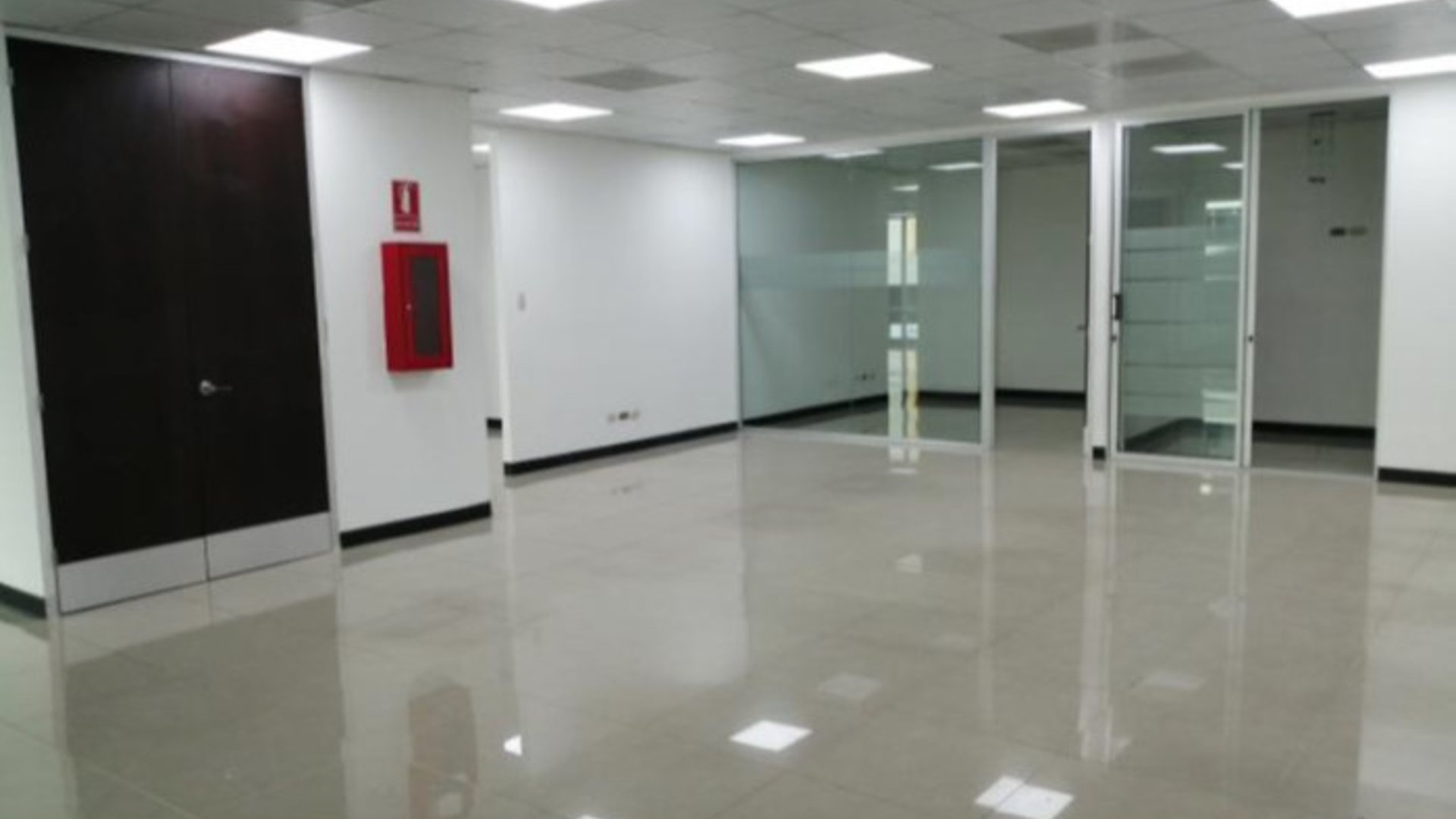 Alquiler Oficina Tabicada en Zona 10 Avenida Reforma - Miniatura 3