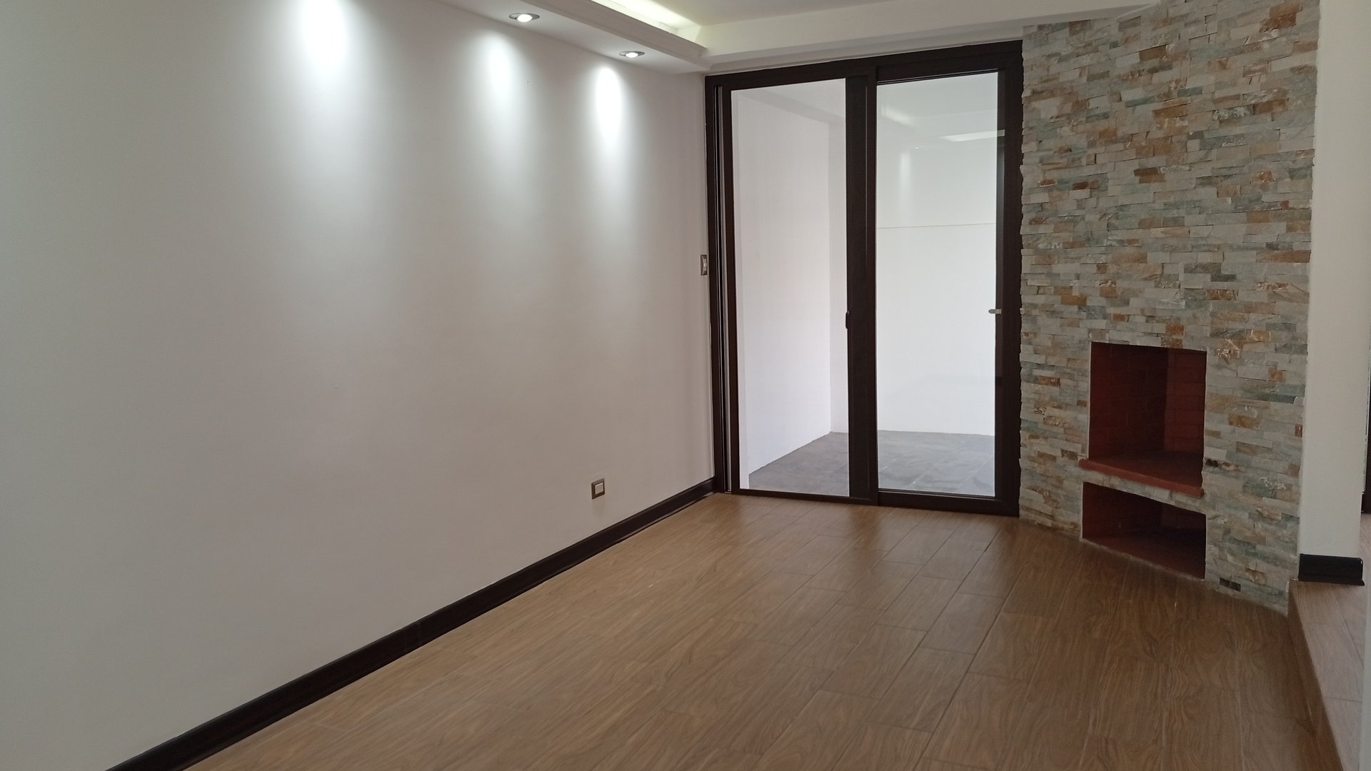 Casa en Condominio remodela en renta en zona 14 - Miniatura 2