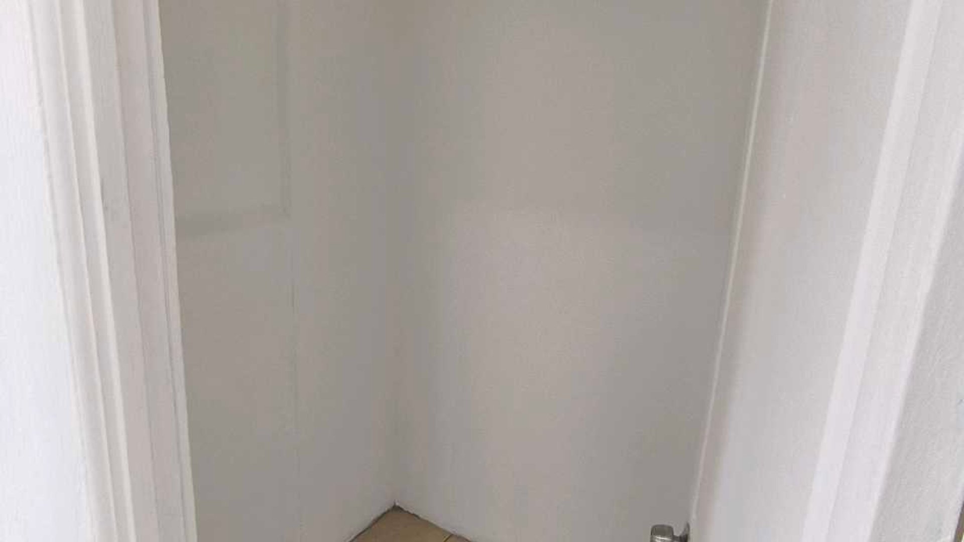 Alquilo Local Comercial en Plaza Utatlan Zona 7 - Miniatura 9