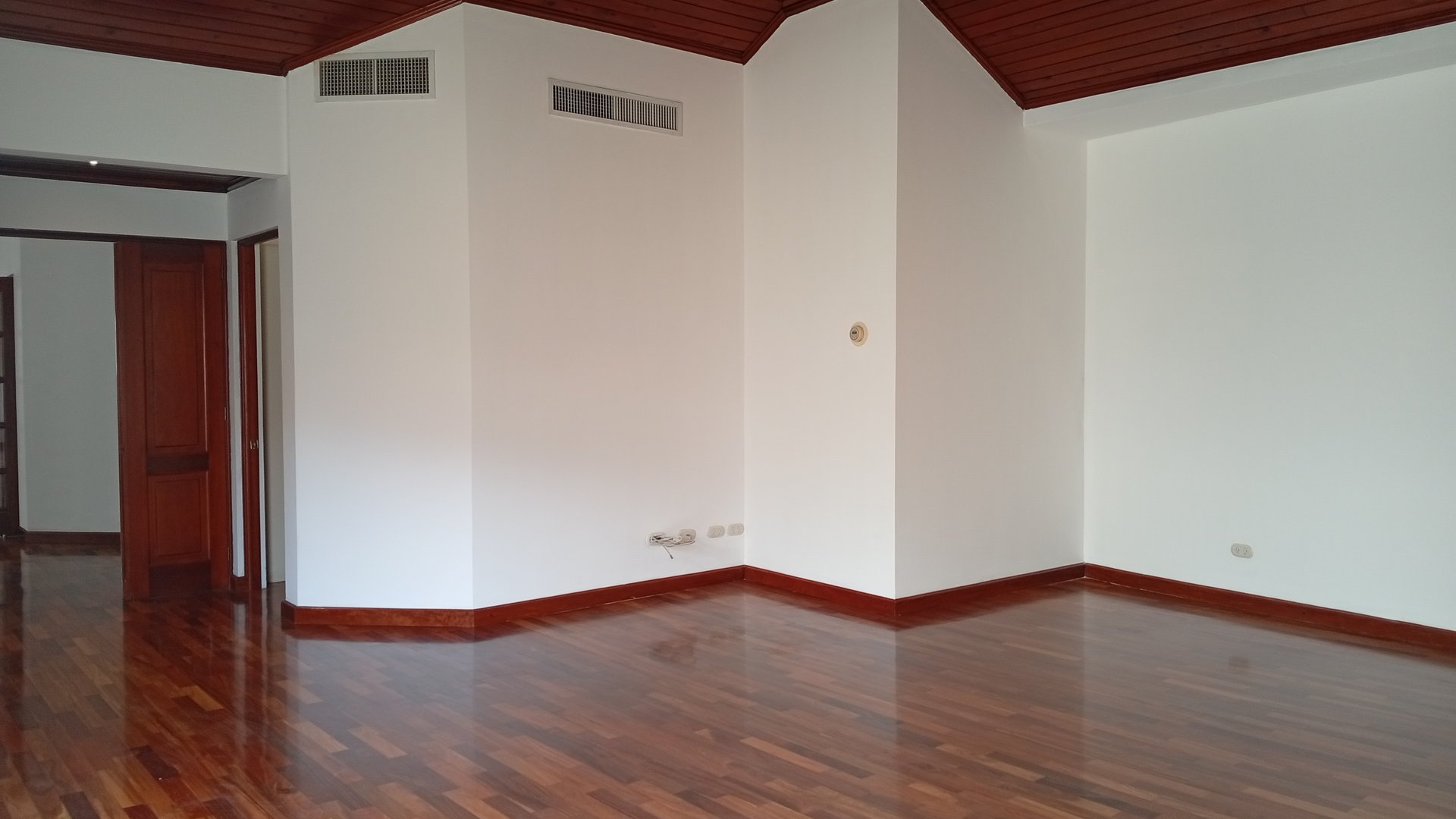 Casa en renta en condominio en zona 10 - Miniatura 9