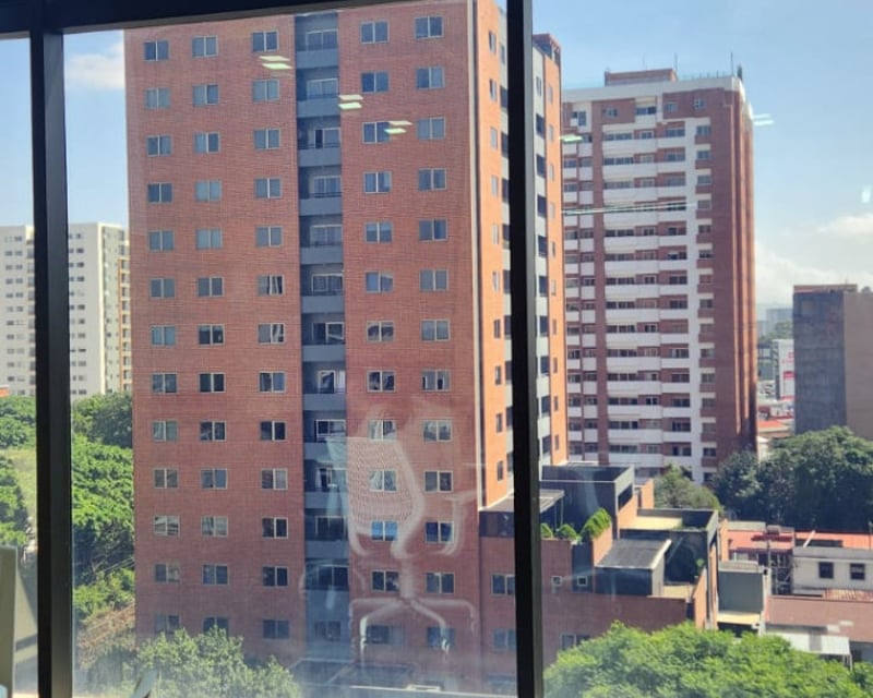 Oficina en venta para inversión en zona 10 Rentada