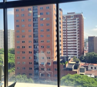 Oficina en venta para inversión en zona 10 Rentada