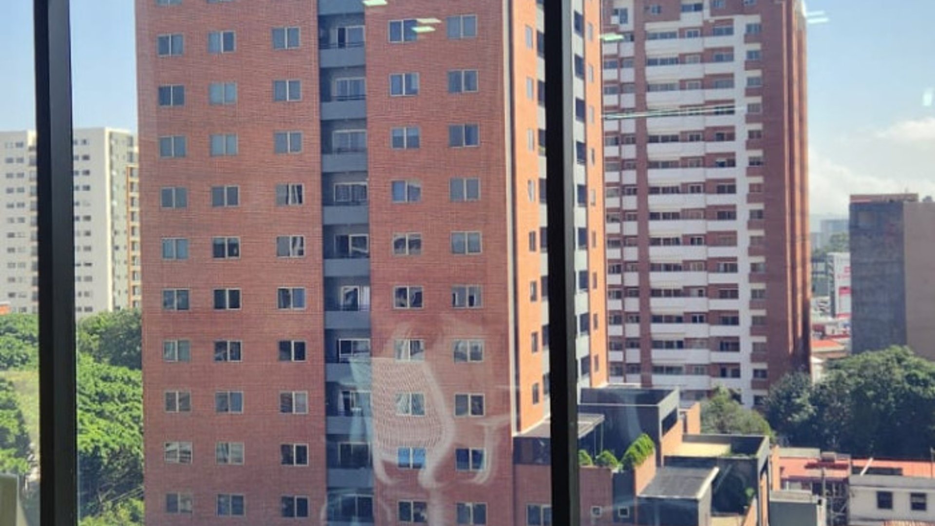 Oficina en venta para inversión en zona 10 Rentada