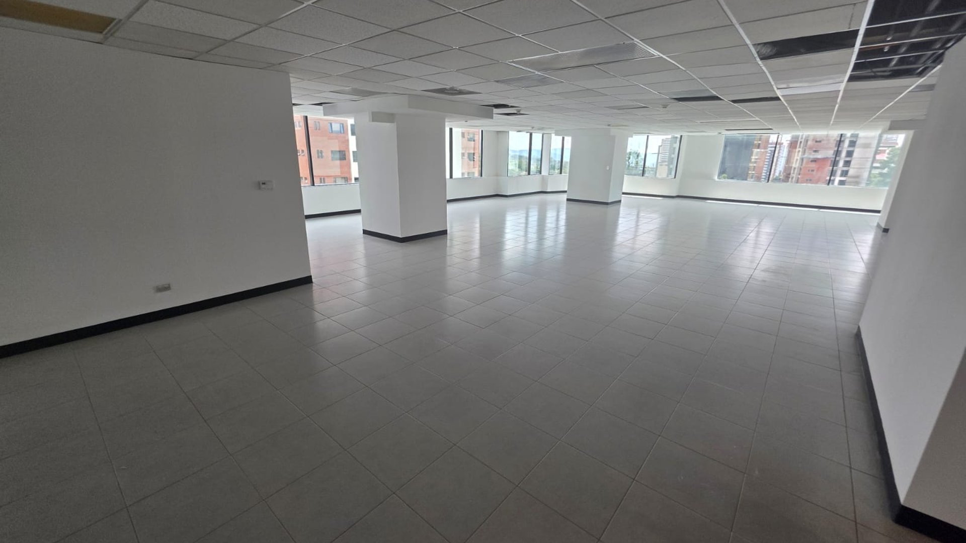 Oficina en renta - nivel medio - 955M2 en zona 14 Ref-5286 - Miniatura 2