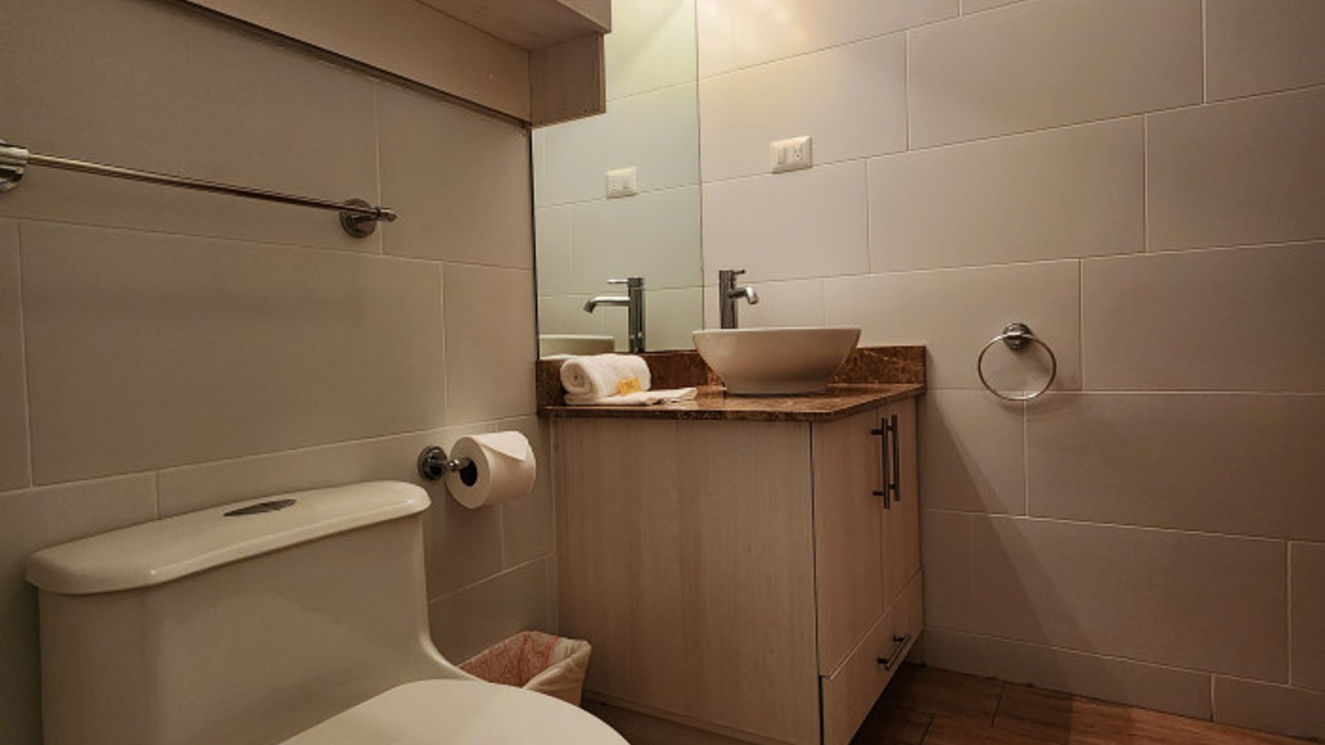 Apartamento Amueblado en renta en Zona 14 - Miniatura 4