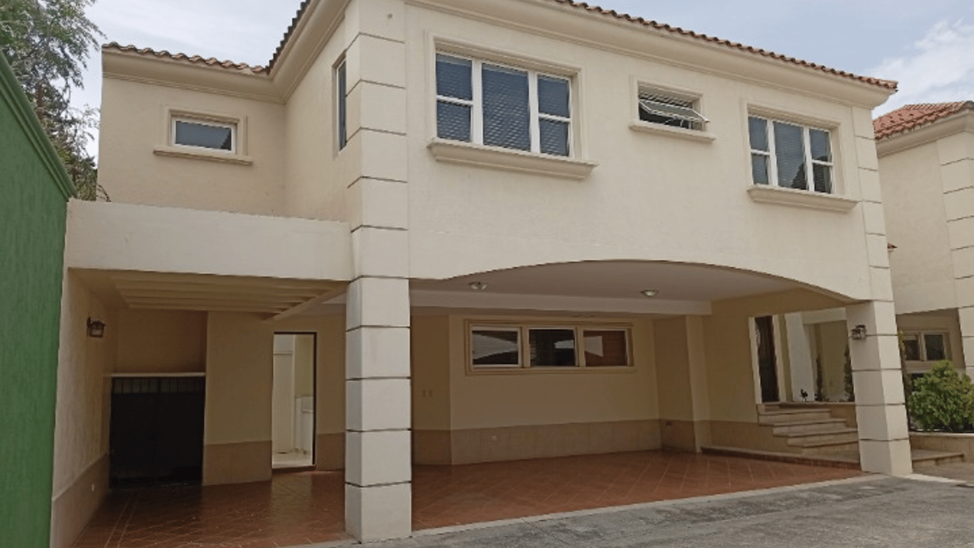 Casa en renta en condominio en zona 10 - Image 1