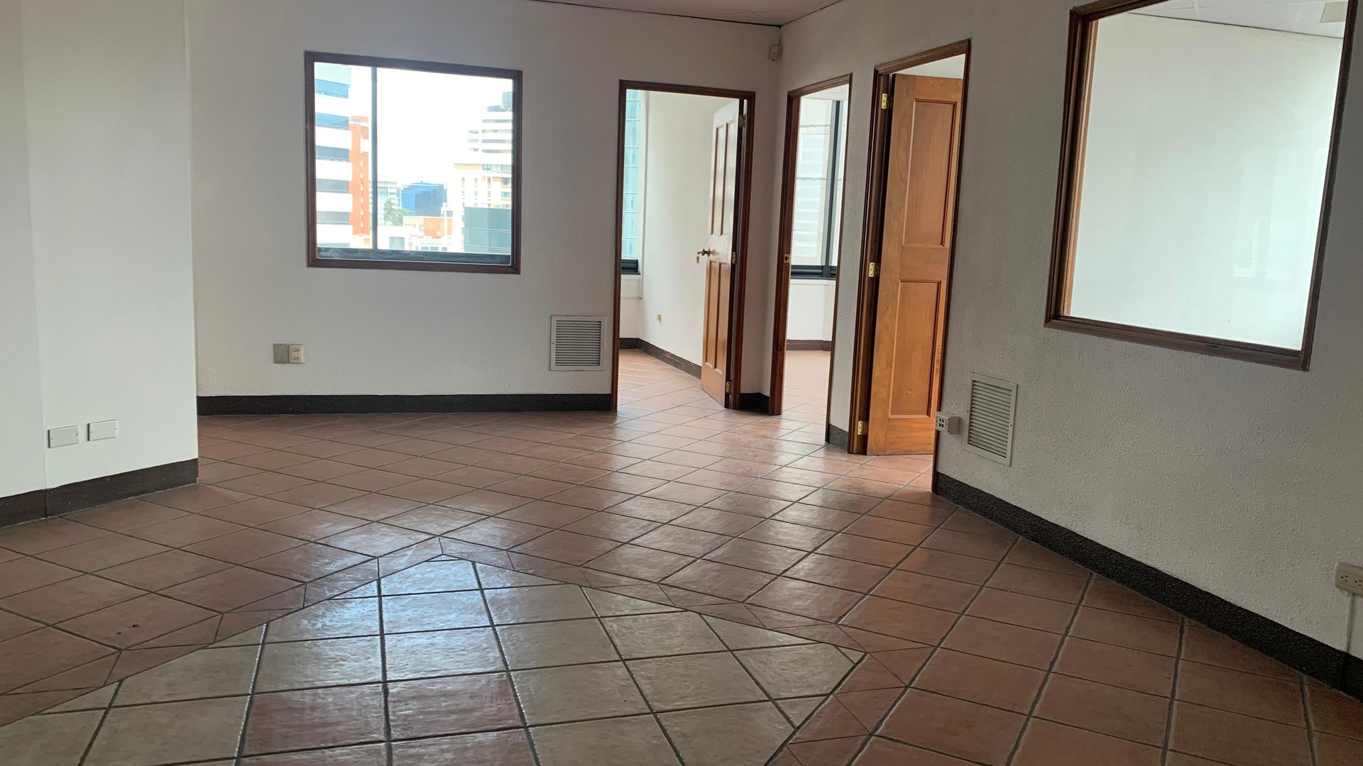 OFICINA EN 154 M2 EN EDIFICIO MURANO CENTER ZONA 10 - Miniatura 14