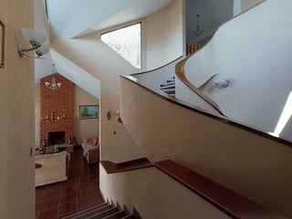 Amplia residencia con diseño arquitectónico único y hermosas vistas - 3