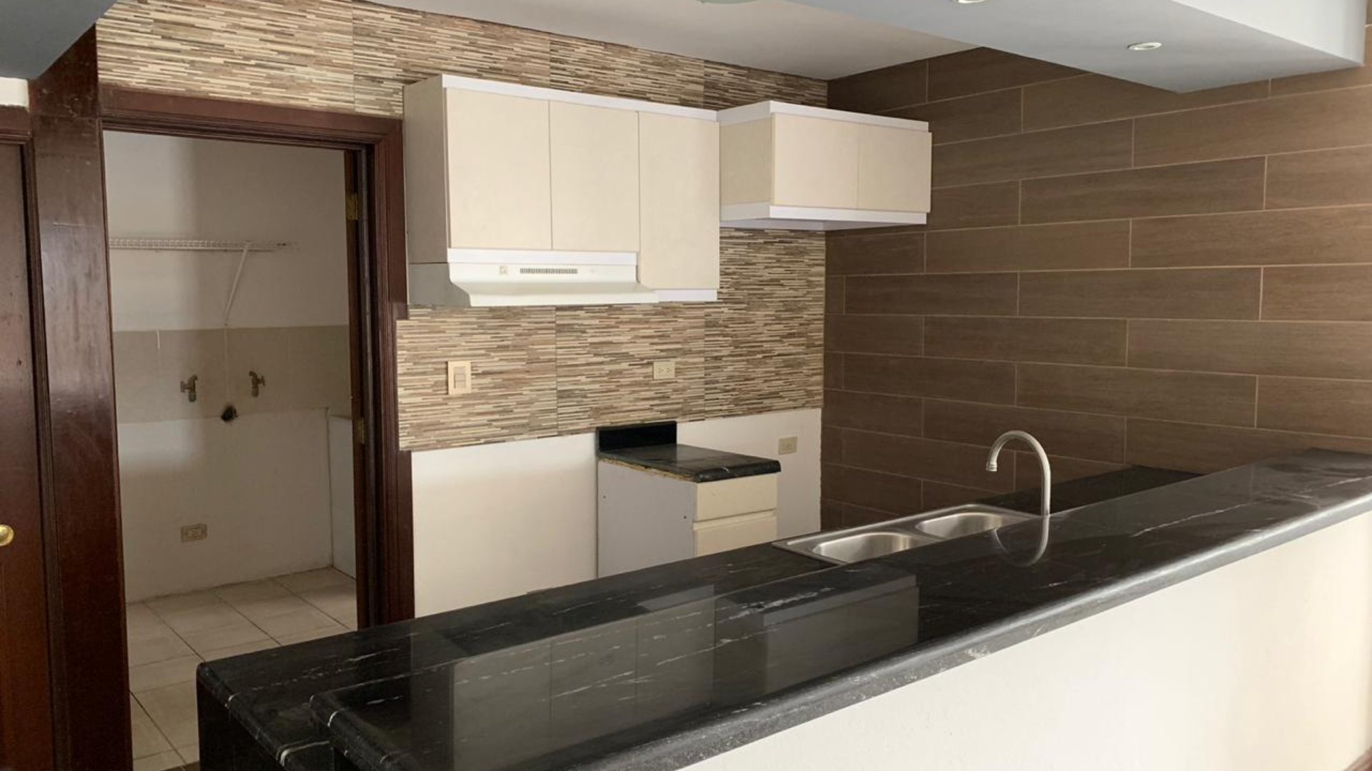 Apartamento en venta de 2 habitaciones y hab de servicio Z14 Ref-5338