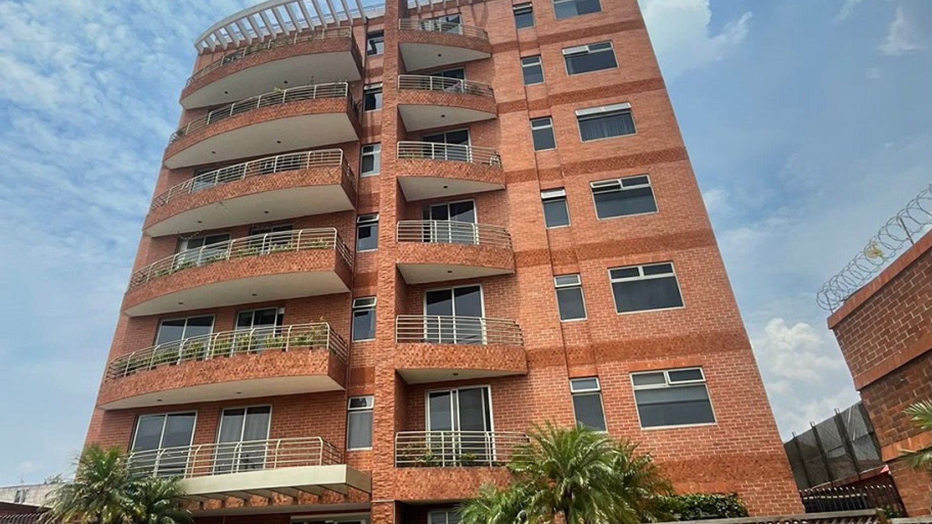 Apartamento en Alquiler Edificio Benevento, zona 14 - Image 1